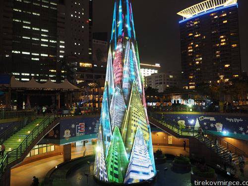 тридимензионална Новогодишна елка е осветлена во Њу Тајпеј,