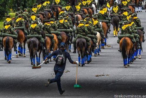 колумбискта коњица на годишнината од државноста на Колумбија