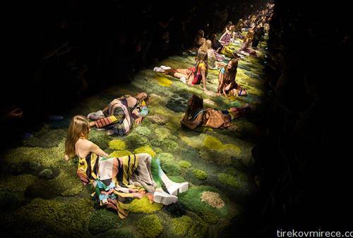 креации од колекцијата Пролет- Лето 2015 белгискиот креатор Дрис Ван Нотен на Париската модна недела.