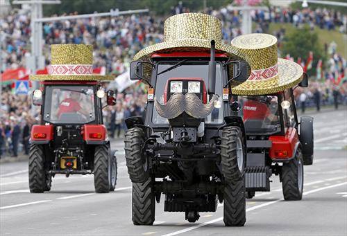 Белоруски трактори изведуваат балетски танц во текот на парада по повод Денот на независноста во Минск,