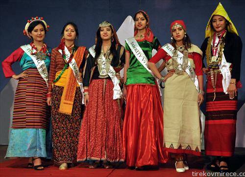 Натпреварувачки на Мис Хималаи 2015 позираат во финалната рунда