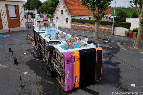 автобус претворен во базен, во Франција
