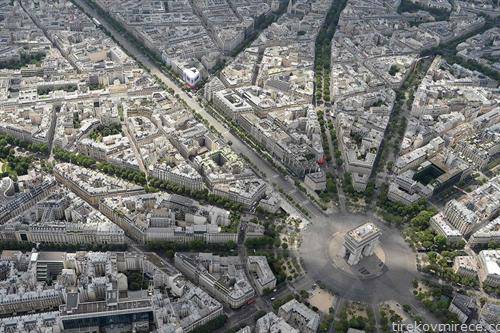 елисејските полиња и Триумфалната капија во Париз