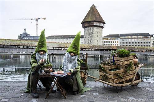 учесници на карневал во Луцерн Швајцарија