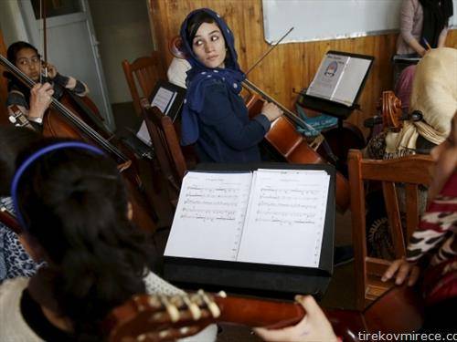 поинаква слика од Кабул, женски оркестар