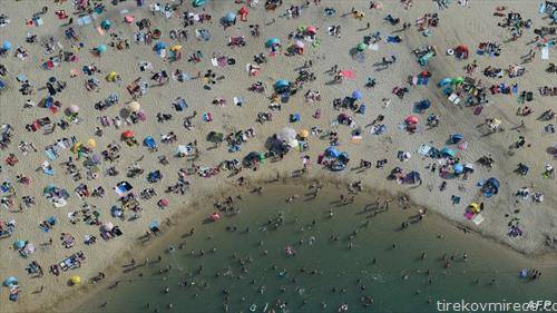 жители на германски град се освежуваат на бреговите на езеро на +38