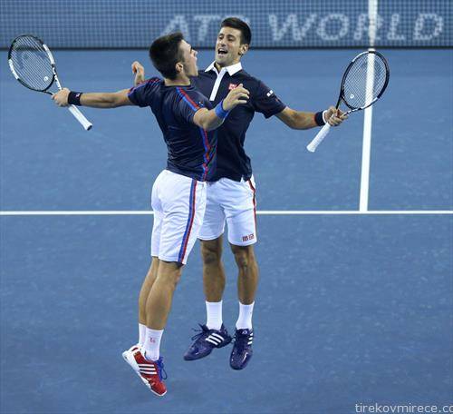 Новак и  брат му Ѓорѓе се радуваат  на освоен поен на турнирот во Пекинг во парови