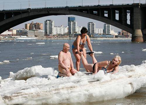 руси се сончаат на реката Енисеј во Краснорајск