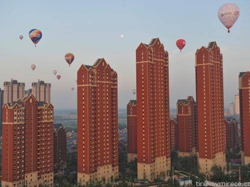 балони на воздух над кинескиот град Тјанџин