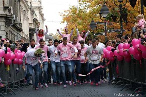 Мажи во розе кондури на штикли, со розе маички  тргнаа во несекојдневна трка низ најпознатата белградска улица – Кнез Михајлова поддршка на болните од рак на дојка