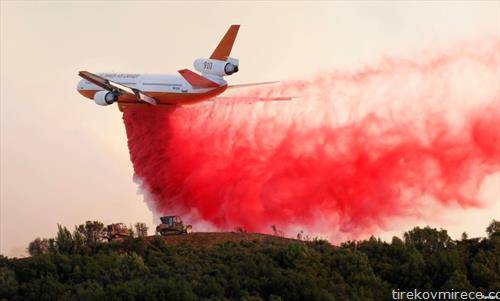 авион го гасне пожарот во Калифорнија  