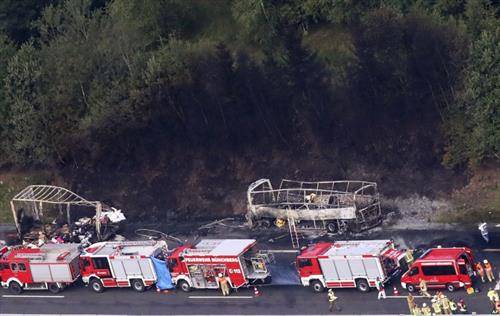 пожарникари го  гаснат автобусот на автопат, каде изгореа 17 патници