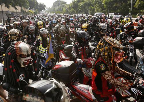 Филипински моторџии носат шлемови од Предатор во колона во Квезон
