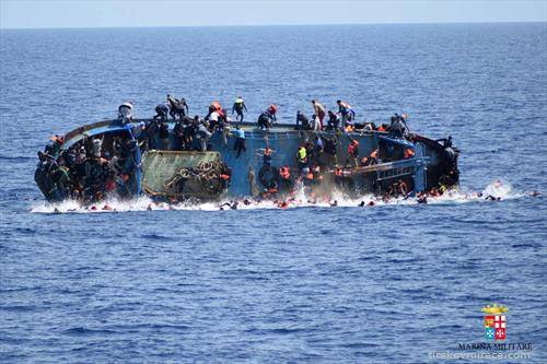 се преврте и потона брод со мигранти, близу Италија 60 удавени