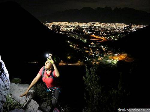 не само велешани се искачуваат ноќе, жена на врвот од ридот близу Монтереј Мексико 