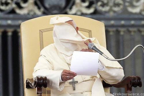 ветер му ја дува наметката на папата Франциско