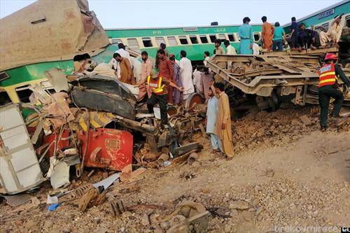 Најмалку 16 луѓе загинале кога патнички воз се удрил во товарен вагон во источен Пакистан