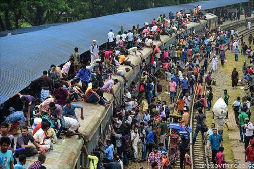 патници  на воз  во Дака  Бангладеж н