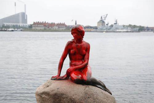 статуетата на Малата сирена во Копенхаген е префарбана во црвено, сторителот се бара