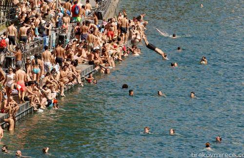 Швајцарци се освежуваат на реката Лимат