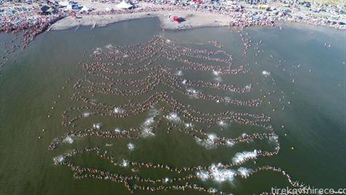 200 илјади луѓе пливаат држејќи се за раце во Аргентина