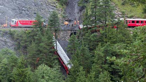 дрвјата го  задржаа овој воз да не падне во бездната. Во Швајцарија