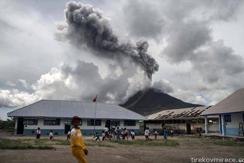 вулкан еруптира додека деца си играат во Индонезија