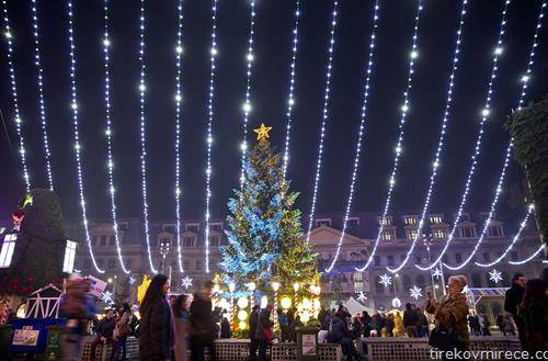како се украсуваат гардовите низ светот за Нова Година, Букурешт