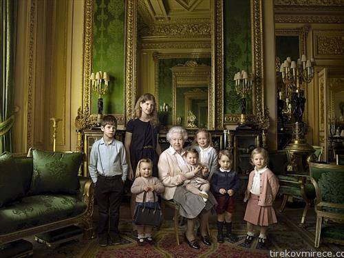 Англиската кралица  Елизабета 2 со внуците и правнуците