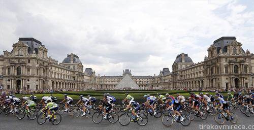 велосипедисти од Тур д Франц возат низ Париз