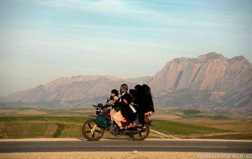  авганистанско семејство патува на мотор, 