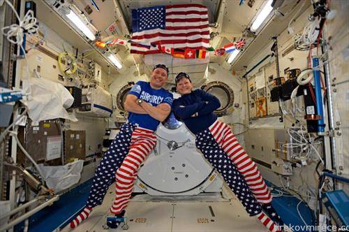 нкосмонаути во вселената го одбележуваат денот на независноста на САД
