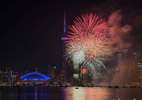 Огномет за време на прославата по повод 150-тиот роденден на Канада во Торонто