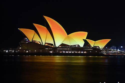 Сиднејската Опера Хаус осветлена во златно во чест на Хинду празникот Диваи.