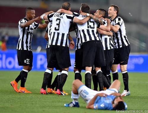 Фудбалерите на Јувнетус  слават по победата против  Лацио и освојувањето на Купот на Италија