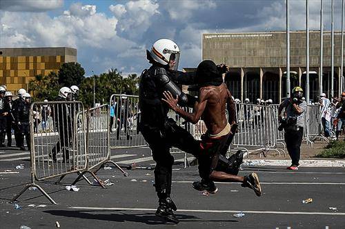 Судир на демонстранти со полицијата во центарот на бразилскиот главен град Бразилија. 