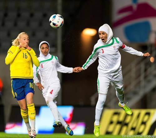фудбалерки  на Иран  на натпревар против  Шведска