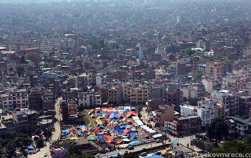 Шатори низ Катманду подигнати како последица на вториот земјотрес што го погоди Непал