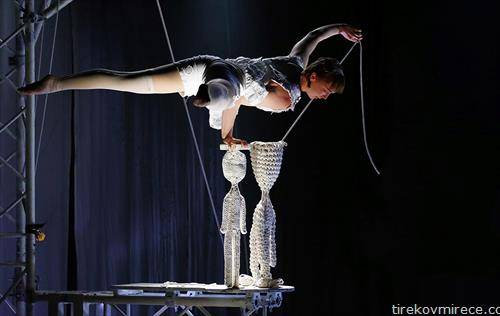 Член на шведската циркуска група Циркус Циркор настапува за време на нивното шоу во Сантијаго, Чиле