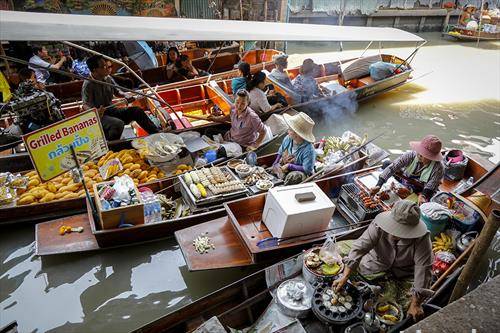пазарџии на пловечкиот пазар во Тајланд