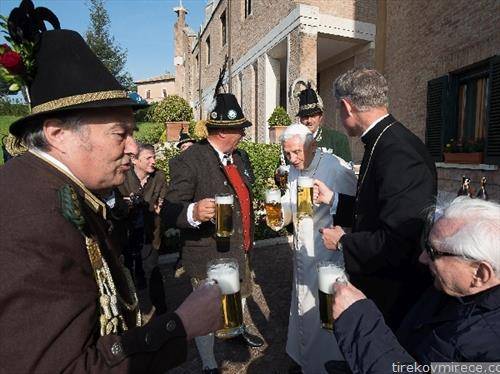 и Папата пие пиво