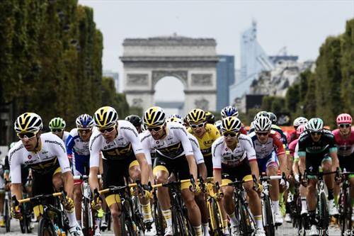 велосипедисти влегуваат на целта од трката Тур д Франс во Париз