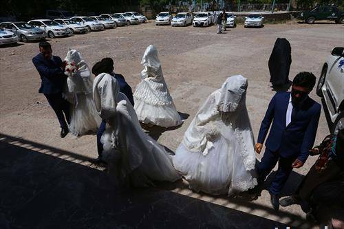 Двојки од Авганистан присуствуваат на групна венчавка 