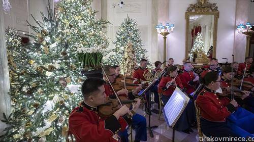 новогодишно украсена Белата куќа, ја краселе  225 волонтери