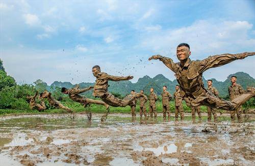 кинеска воена полиција трениран во кал