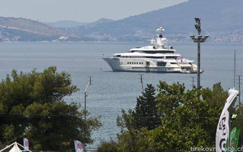 арапски шеик стаса до Сплит со  јахта вредна 300 милиони долари 