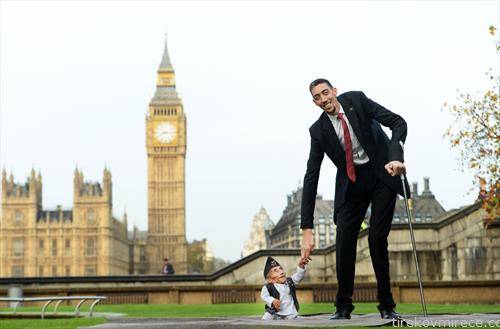 најнискиот 54,6 см  и највисокиот 2,51м човек на светот Бахадур Данги -лево од Непал и Султан Косен  десно од Турција