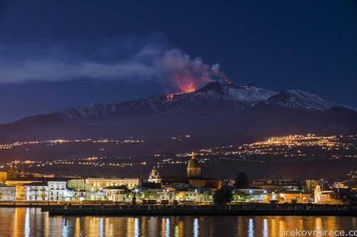 Вулканот Етна и натаму истура лава и пепел