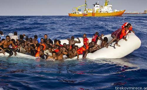 африкански бегалци бараат спас близу брегот на Малта