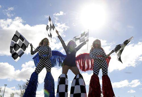 Забавувачи држат знамиња во текот на австралиското гранд при во Формула 1